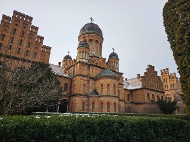 Chernivtsi, Ukrayna. 16 Aralık 2024. Chernivtsi Üniversitesi UNESCO Dünya Mirası Alanının dışı. Chernivtsi 'de kış. Ukrayna 'nın şehirlerini dolaş.