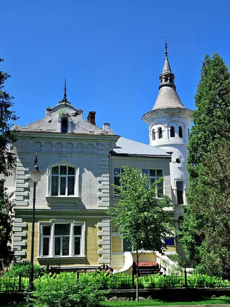 Ukrayna 'da eski bir ev. Eski mimari, güzel evler ya da kilise gibi..
