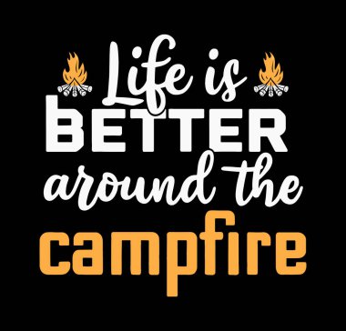 Kamp ateşi etrafında hayat daha güzel. Kamp alıntısı. T-Shirt tasarım vektörü.