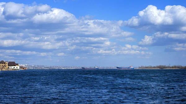 Блакитне Небо Річка Красивий Вид Міський Порт — стокове фото