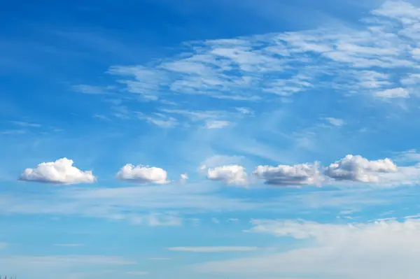 Beyaz Bulutlar Bir Sıra Halinde Dizilmiş Mavi Gökyüzü Fotoğrafında Doğanın Stok Resim