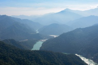 Himalaya Nehri 'nin gizemli manzarası Teesta, vadi ve Durpin Dara' dan gelen nehir yolu. Kalimpong..