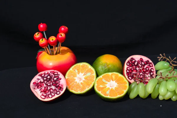 橙子和石榴新鲜水果 整个橙子半 — 图库照片