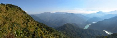 Himalaya Nehri 'nin panoramik manzarası Teesta, vadi ve Durpin Dara-Kalimpong' dan nehir yolu..