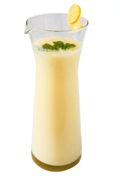 国产巴西柠檬水加石灰和用薄荷装饰的浓缩牛奶 — 图库照片