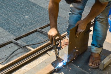 Kaplama fabrikasında kaynakçı çalışıyor.