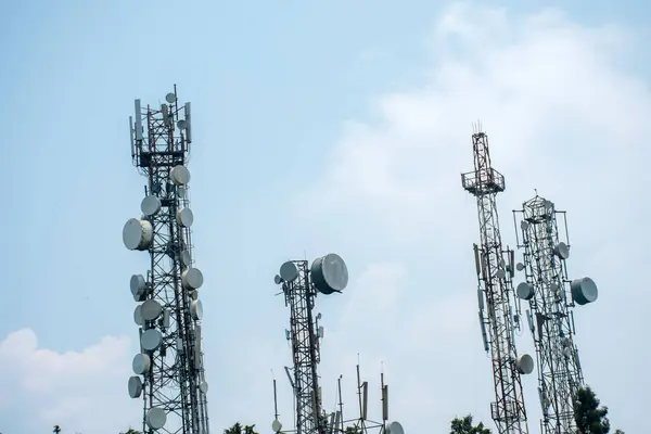 Mavi ve bulutlu bir gökyüzünde Telekomünikasyon Kulesi Ağ Anten İstasyonu.