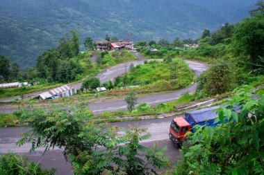 Himalayaların Pedong, Kalimpong manzaralı dağ kıvrımlı yolu..