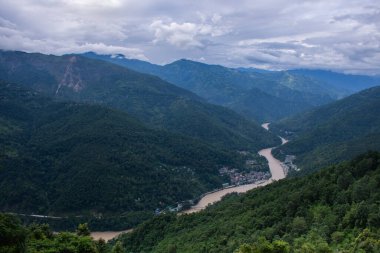 Tista Nehri ve Melli Kasabası 'nın havadan görünüşü, Teesta Nehri Himalayalar' dan kaynaklanır ve Batı Bengal ve Sikkim 'den geçer..