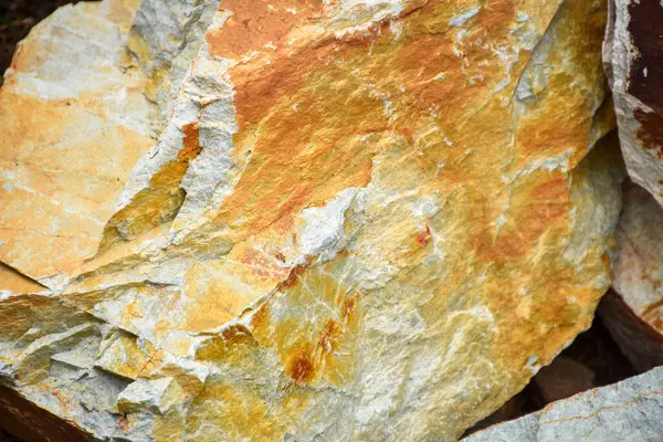 Şekil değiştiren kayalar, sarı, beyaz, kahverengi.