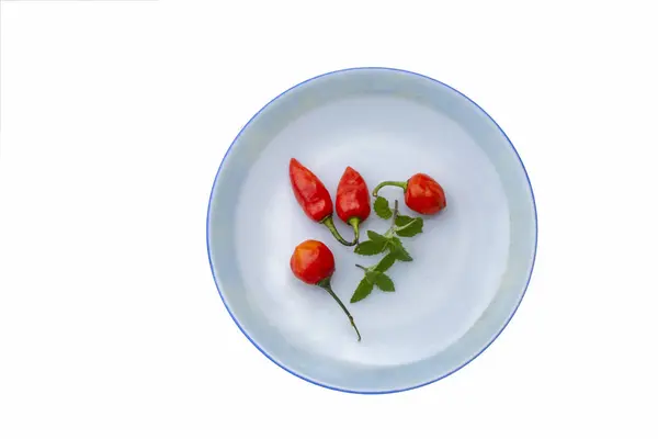 Dalle Khursani, Kırmızı biber ve beyaz tabakta nane..