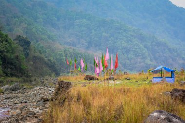 Himalaya Rivulet, masa arazisi, renkli bayraklar