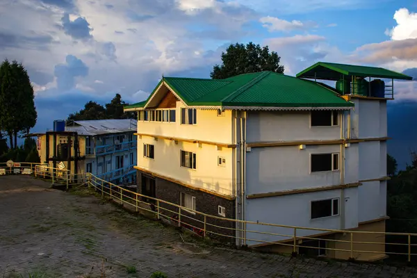 Bereketli yeşillik ve manzaralı güzelliklerle çevrili sakin bir tepenin üzerine kurulmuş büyüleyici bir otel. Resimli bir gökyüzü ve huzurlu bir manzara altında huzurlu bir kaçış ortamı sunuyor..