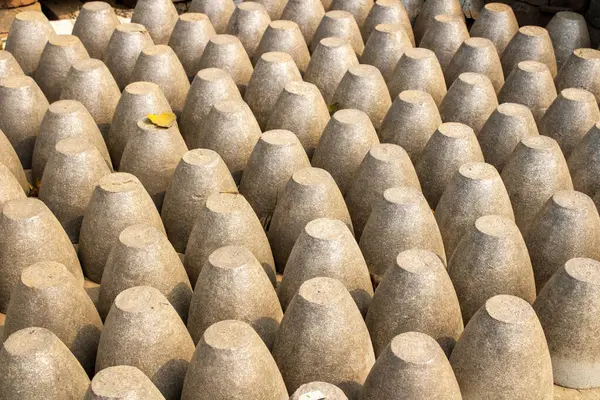 Kurutmak ve iyileştirmek için püskürtülmüş beton kapların simetrik bir düzeni.