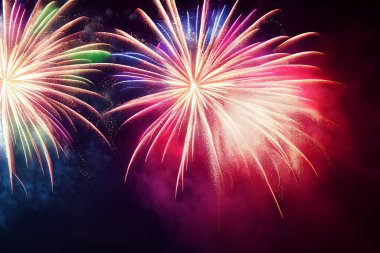Yeni yıl arka planında patlayan havai fişekler 