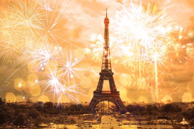 Paris 'teki Eyfel Kulesi' nin üzerinde havai fişekler.