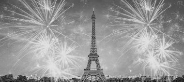 Paris 'teki Eyfel Kulesi' nin üzerinde havai fişekler.