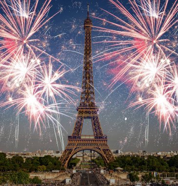 Paris 'teki Eyfel Kulesi' nin üzerinde havai fişekler.