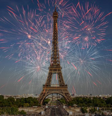 Paris 'teki Eyfel Kulesi' nin üzerinde havai fişekler.