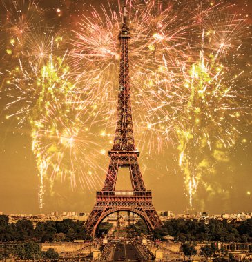 Paris 'teki Eyfel Kulesi' nin üzerinde havai fişekler.