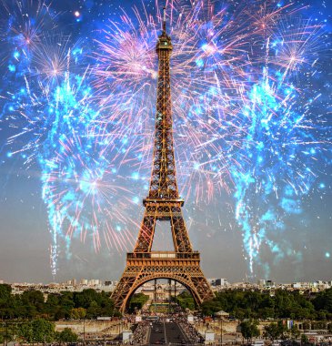 Paris 'teki Eyfel Kulesi' nin üzerinde havai fişekler.