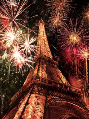 Paris 'teki Eyfel Kulesi' nin üzerinde havai fişekler.