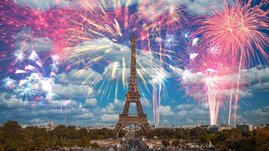 Paris 'teki Eyfel Kulesi' nin üzerinde havai fişekler.