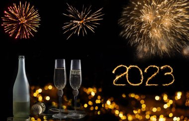 Yeni yıl için iki şampanya kadehi. Yeni yıl konsepti