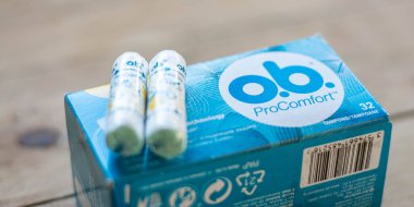 Cluj Napoca, Romanya - 10 Haziran 2021: Kadın doğum paketleri Tamponlar, regl döneminde kadınların kullandığı küresel bir kadın hijyen ürünleri markası veya kişisel bakım ürünleri.