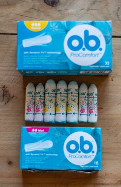 Cluj Napoca, Romanya - 10 Haziran 2021: Kadın doğum paketleri Tamponlar, regl döneminde kadınların kullandığı küresel bir kadın hijyen ürünleri markası veya kişisel bakım ürünleri.