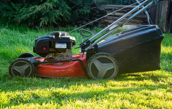 Przenosiciel Trawników Zielonej Trawie Maszyny Cięcia Trawników — Zdjęcie stockowe