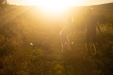 Bir köpekle göl kenarında.