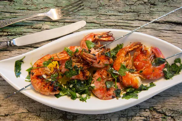 Lezzetli taze karides şişleri.