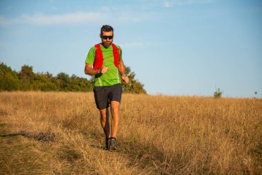 Patika Koşucusu ve sporcusu% 27 feet Dağda koşmak için spor ayakkabısı giyiyor