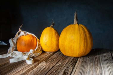 Cadılar bayramı arka planında bir balkabağı