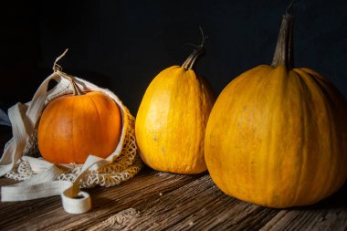 Cadılar bayramı arka planında bir balkabağı