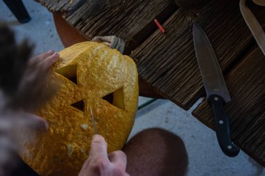 Cadılar bayramı balkabakları oymaya hazır.