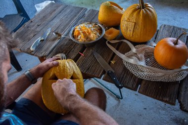 Cadılar bayramı balkabakları oymaya hazır.