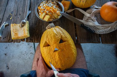 Cadılar bayramı balkabakları oymaya hazır.