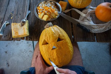 Cadılar bayramı balkabakları oymaya hazır.