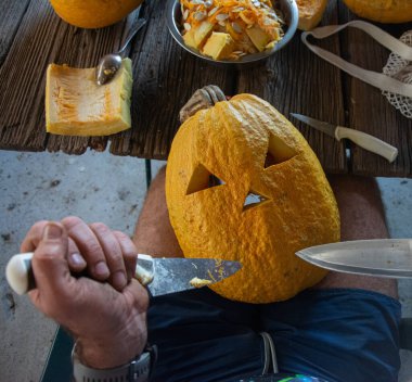 Cadılar bayramı balkabakları oymaya hazır.