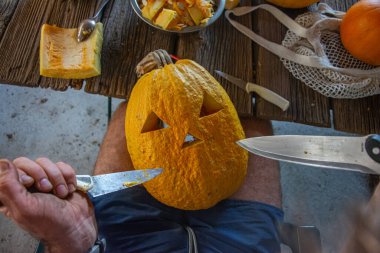 Cadılar bayramı balkabakları oymaya hazır.