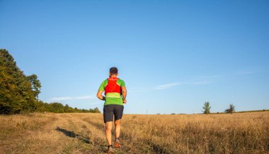 Patika Koşucusu ve sporcusu% 27 feet Dağda koşmak için spor ayakkabısı giyiyor