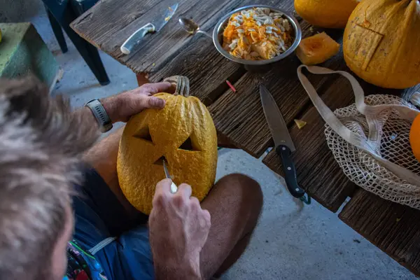 Cadılar bayramı balkabakları oymaya hazır.