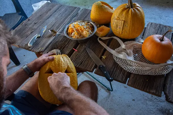 Cadılar bayramı balkabakları oymaya hazır.