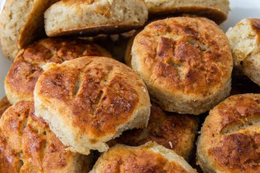 Beyaz bir kasede beyaz mermer masa manzaralı kurabiye.