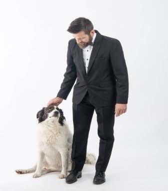 Köpeği sahibiyle izole portresi