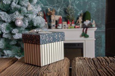 Noel ve yeni yıl için şöminesi ve Noel ağacı olan güzel dekore edilmiş bir oda. Kış kartı. Noel oyuncaklarına odaklan. Dekorasyonlu şöminenin arkası.