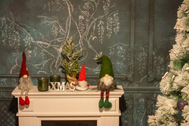 İç kısımları yumuşak odaklı süslü yeşil bir Noel ağacının dalı. Metin için bir yer.