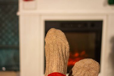 Birkaç Noel odasında şömine tarafından dinlenme severler. Ayaklarda Yün çorap kış döneminde Isınma.